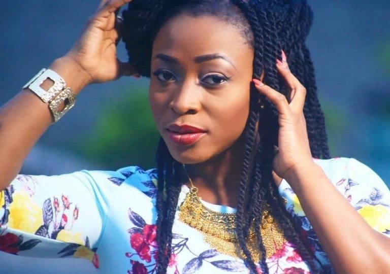 Bénin: toujours célibataire, la chanteuse Sessimè n’exclut pas d’adopter des enfants