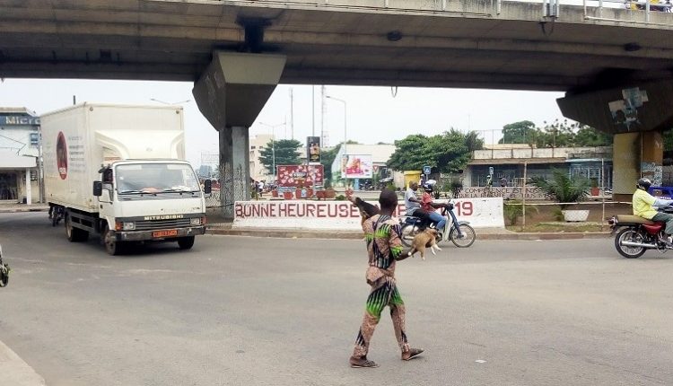 Des vendeurs à la sauvette constamment exposés aux risques et au danger de la route, un choix difficile pour survivre à Cotonou. Crédit Photo : Josaphat / Bwt
