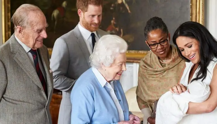 Le petit Archie entouré de ses parents Meghan Markle et Harry, sa grand-mère et de ses arrière-grands-parents la reine Elizabeth II et son époux AFP/SUSSEXROYAL/Chris Allerton
