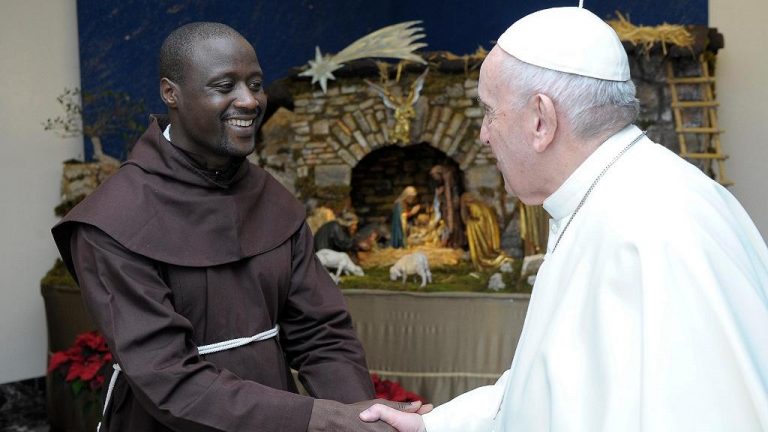 Le pape François reçoit le meilleur enseignant du monde (vidéo)