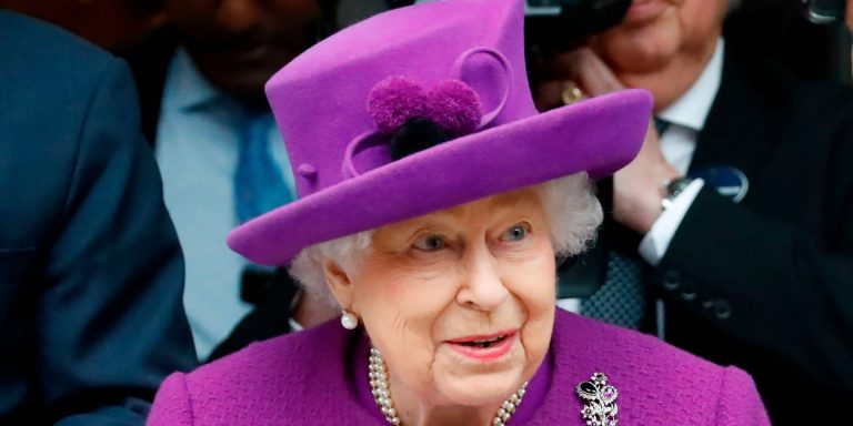 Royaume-Uni: La reine Elizabeth II sort de confinement pour anoblir un ancien combattant centenaire