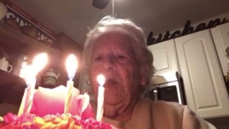 « Happy birthday to me »: Confinée, une grand-mère célèbre seule ses 88 bougies (vidéo)
