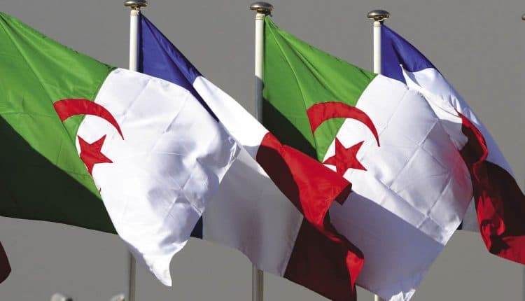 Des drapeaux algérien et français