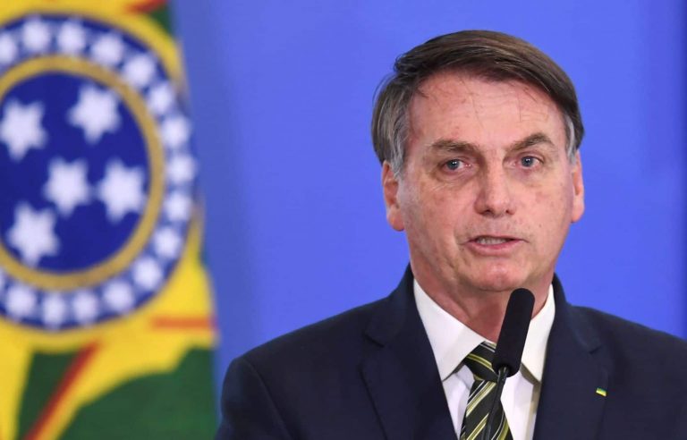 Brésil: le président Jair Bolsonaro demande aux Brésiliens « d’arrêter de pleurnicher » sur le coronavirus