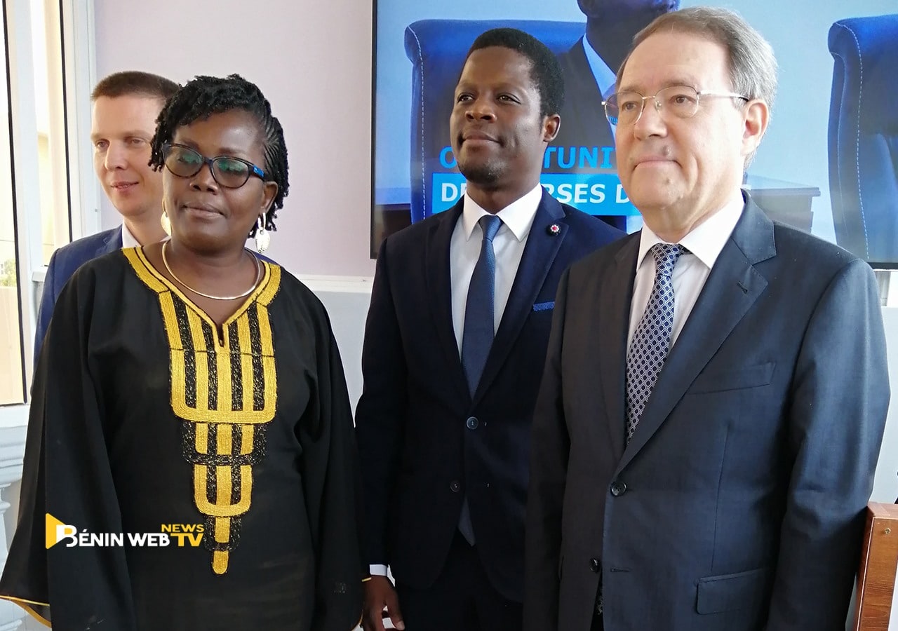 Dr Sylvie de CHACUS, enseignante à l'UAC. Serge Phocas ODUNLAMI, Président CDACR. S.E.M Igor EVDOKIMOV, Ambassadeur de Russie près le Bénin et le Togo. Jeudi 04 Juin 2020 lors du lancement d'un programme d'apprentissage de la langue russe et d'accompagnement pour avoir des opportunités d'études en Russie à Cotonou. © BéninWebTV