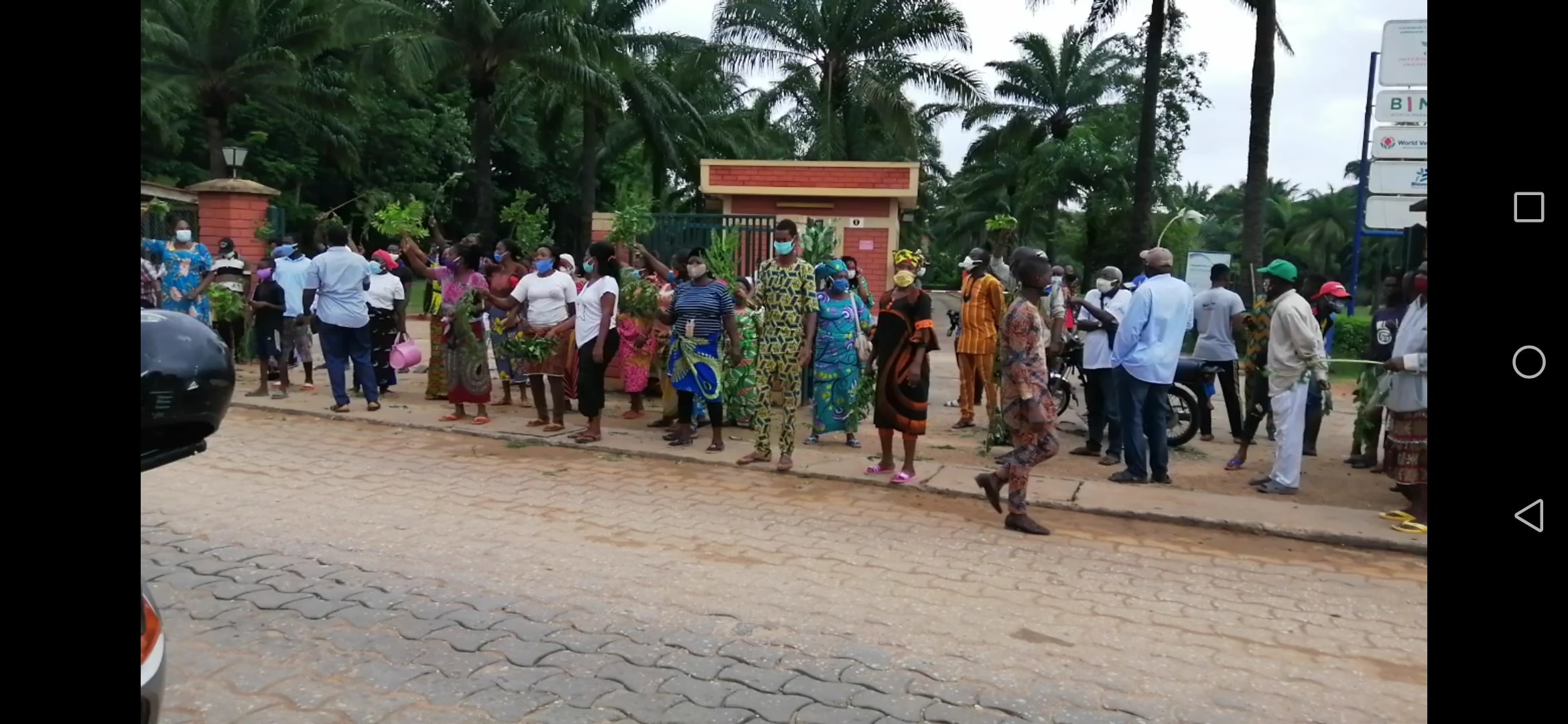 Des manifestants devant l le portail de l'Institut international d’agriculture tropicale (IITA), Lundi 29 Juin 2020. © Bénin Web TV