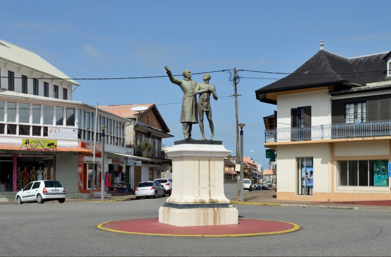 Une statue, représentant l’abolitionniste Victor Schoelcher et un esclave, a été renversée à Cayenne, en Guyane.