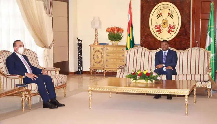 Le chef de la diplomatie turque, Mevlüt Çavuşoğlu échange avec le président Faure Gnassingbe lors de sa visite officielle au Togo le lundi 20 juillet 2020