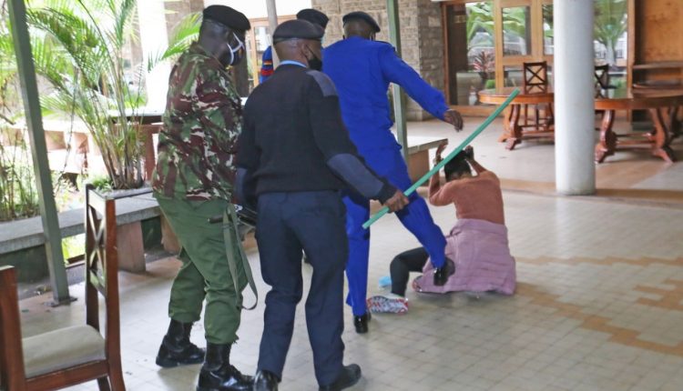 Des policiers kényans passant à tabac une députée de l'Assemblée du comté de Nairobi