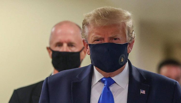 Le président américain Donald Trump portant un masque lors de sa visite au Walter Reed General Hospital, à Bethesda, dans le Maryland, le 11 juillet 2020.