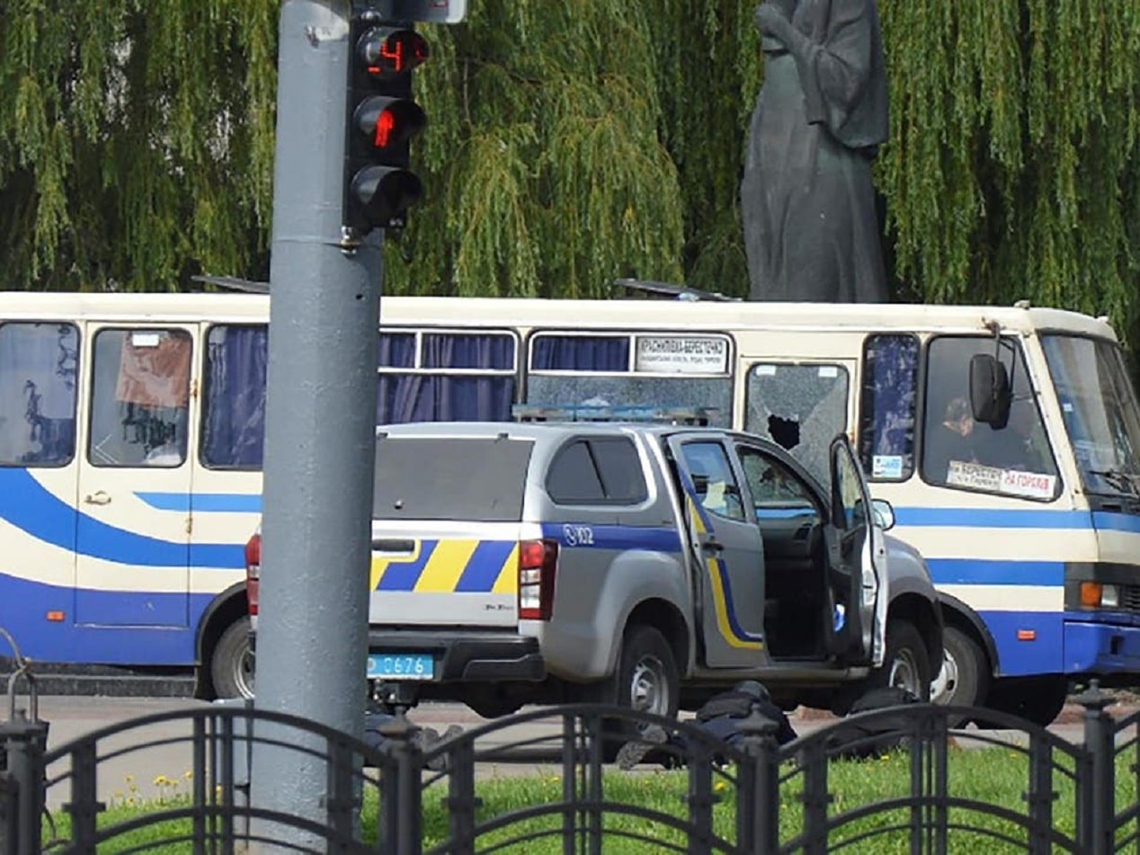 Les forces de l'ordre ukrainiennes réagissent à une prise d'otages dans la ville de Loutsk, en Ukraine, le 21 juillet 2020