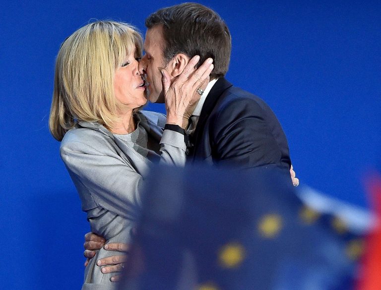 Brigitte et Emmanuel Macron à la plage: ce cliché olé olé censuré de justesse
