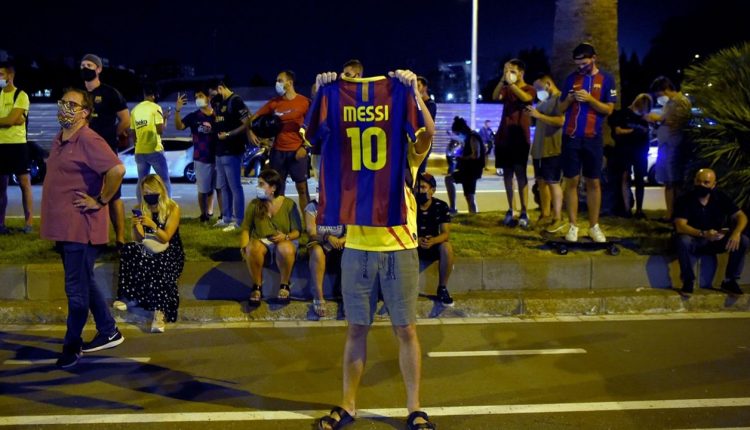 Supporters du Barça en colère contre le départ de Lionel Messi © PAU BARRENA - AFP