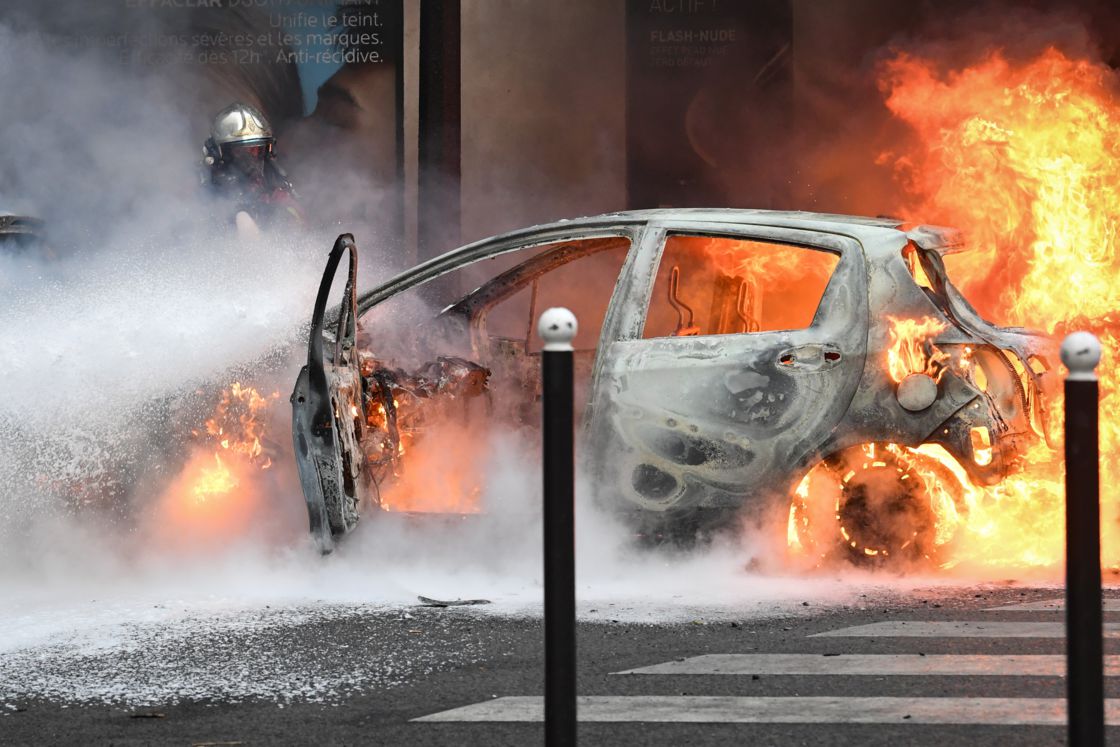 Banques saccagées, voitures brûlées, barricades... les images du chaos en plein Paris