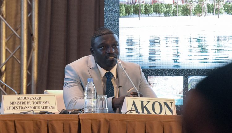 Le chanteur et compositeur sénégalo-américain Akon s'adresse à la presse dans un hôtel de Dakar, le 31 août 2020, pour présenter des projets de création d'une ville nommée «Akon City». - Le rappeur, de son vrai nom Alioune Badara Thiam, s'est engagé à investir dans le tourisme dans son Sénégal natal où il a passé sa petite enfance avant de s'installer aux États-Unis à l'âge de sept ans, où il est ensuite devenu une célébrité. (Photo par Seyllou / AFP)