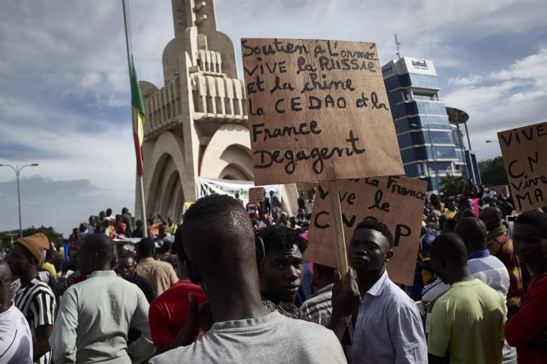 Des centaines de Maliens dans les rues pour apporter leur soutien à la junte