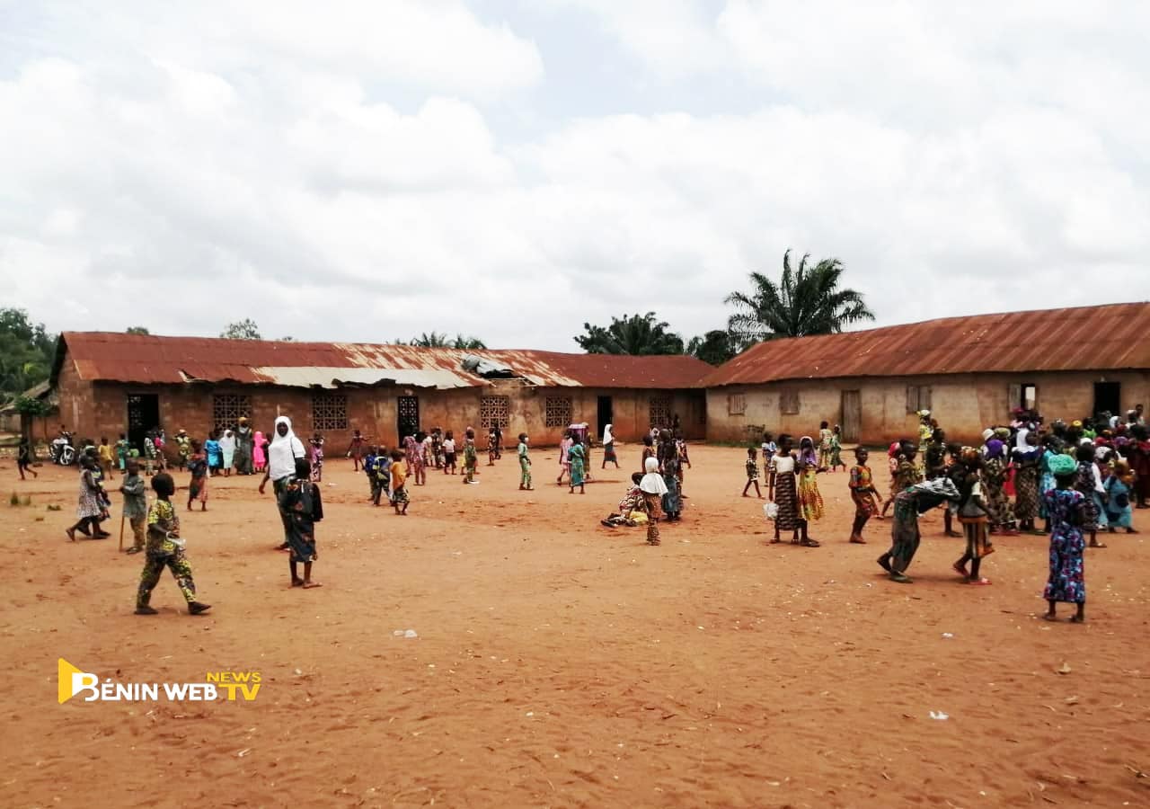 Écoliers dans une cours de récréation dans la commune d'Ifangni République du Bénin