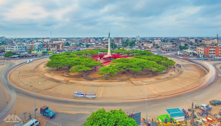 Place de l'Étoile rouge, grand carrefour de la ville de Cotonou