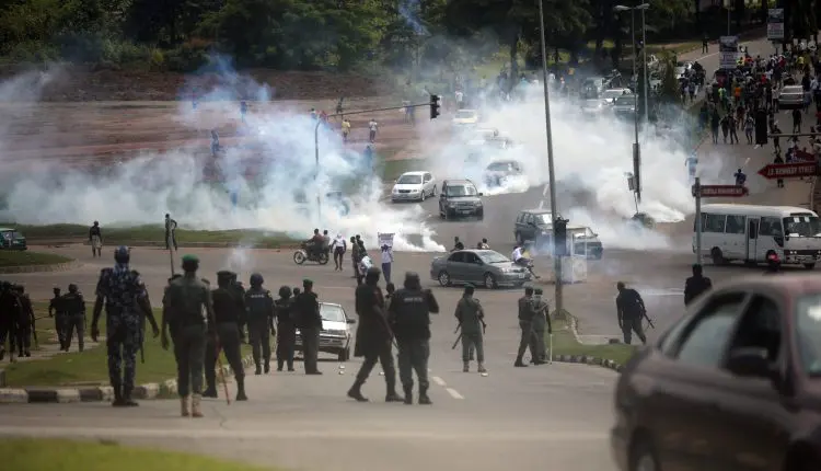 La police nigériane tire des gaz lacrymogènes sur les manifestants lors d'une manifestation pour faire pression pour la mise au rebut de l'équipe spéciale de vol de fourmis (SRAS) sur l'autoroute Abuja-Keffi, à Abuja, au Nigéria, le 19 octobre 2020 (photo de Kola Sulaimon / AFP)