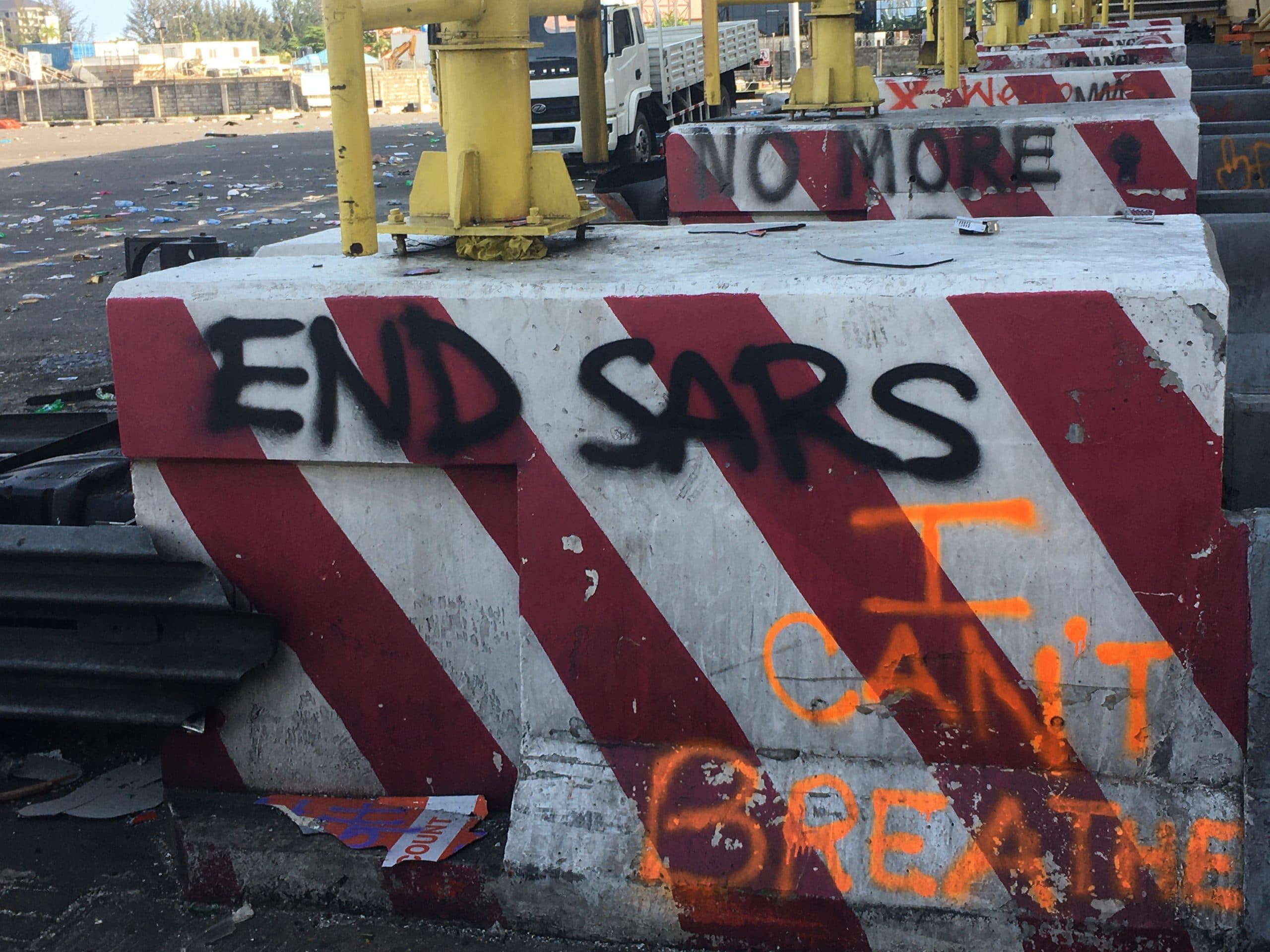 Vue générale d'un péage abandonné après 10 jours d'occupation par des manifestants au Nigéria le 21 octobre 2020, après que les forces de sécurité ont ouvert le feu sur un sit-in pacifique le 20 octobre 2020 au cours duquel Amnesty International a déclaré que plusieurs personnes avaient été tuées . - Des témoins ont déclaré que des hommes armés avaient ouvert le feu sur une foule de plus de 1000 personnes le soir du 20 octobre 2020, pour les disperser après l'imposition d'un couvre-feu pour mettre fin aux manifestations en spirale contre la brutalité policière et les griefs sociaux profondément enracinés. (Photo par SOPHIE BOUILLON / AFP)