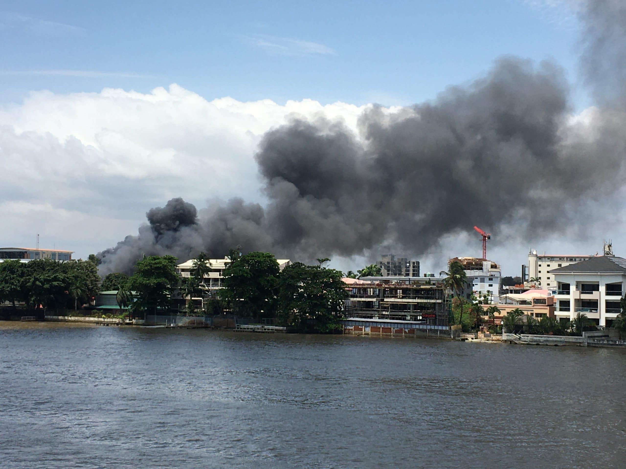 Une vue générale de la fumée provenant de la prison d'Ikoyi qui est en feu à Lagos le 22 octobre 2020. - Des coups de feu ont pu être entendus le 22 octobre 2020 et de la fumée a été vue s'échapper d'une prison du centre de Lagos alors que de nouveaux troubles secouaient la plus grande ville du Nigéria après la fusillade de manifestants. La police proche des lieux a déclaré à l'AFP que des assaillants avaient attaqué le centre de détention du quartier chic d'Ikoyi. (Photo par Sophie BOUILLON / AFP)