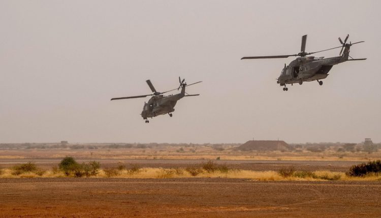 Des hélicoptères de la force française Barkhane au Mali en pleine opération anti terroriste dans le Sahel