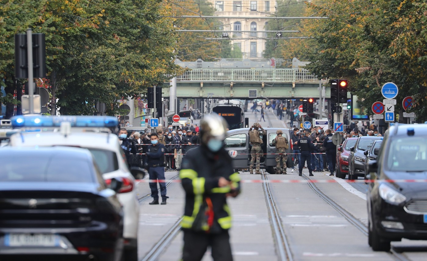 Un homme avec antécédents psychiatriques tente d'attaquer des policiers au couteau, à Paris