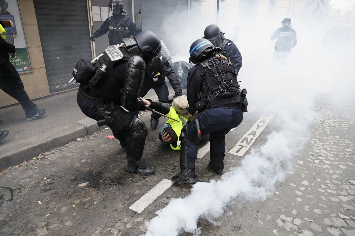 Interpellation musclée d'un manifestant "gilet jaune" le 8 décembre 2018 à Paris. © Getty / Kiran Ridley