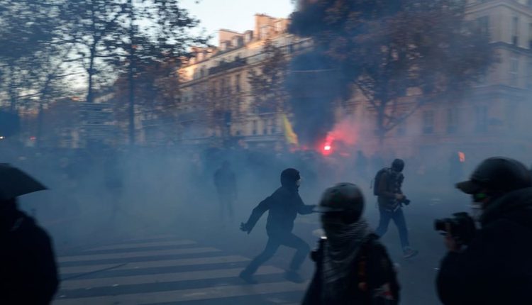 Des tensions ont éclaté à Paris en fin du cortège près de la place de la Bastille. @ AFP