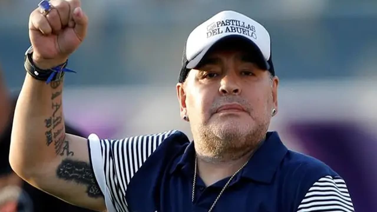 Diego Maradona, génie du ballon rond décédé mercredi, a payé cher sa gloire en sombrant dans la drogue et l'alcool, mais cette icône du football, l'égal d'un dieu en Argentine, avait toujours su rebondir