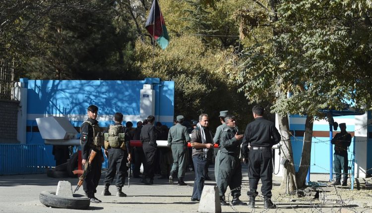 Des policiers devant l'université de Kaboul (Afghanistan) après une attaque, le 2 novembre 2020. (WAKIL KOHSAR / AFP)