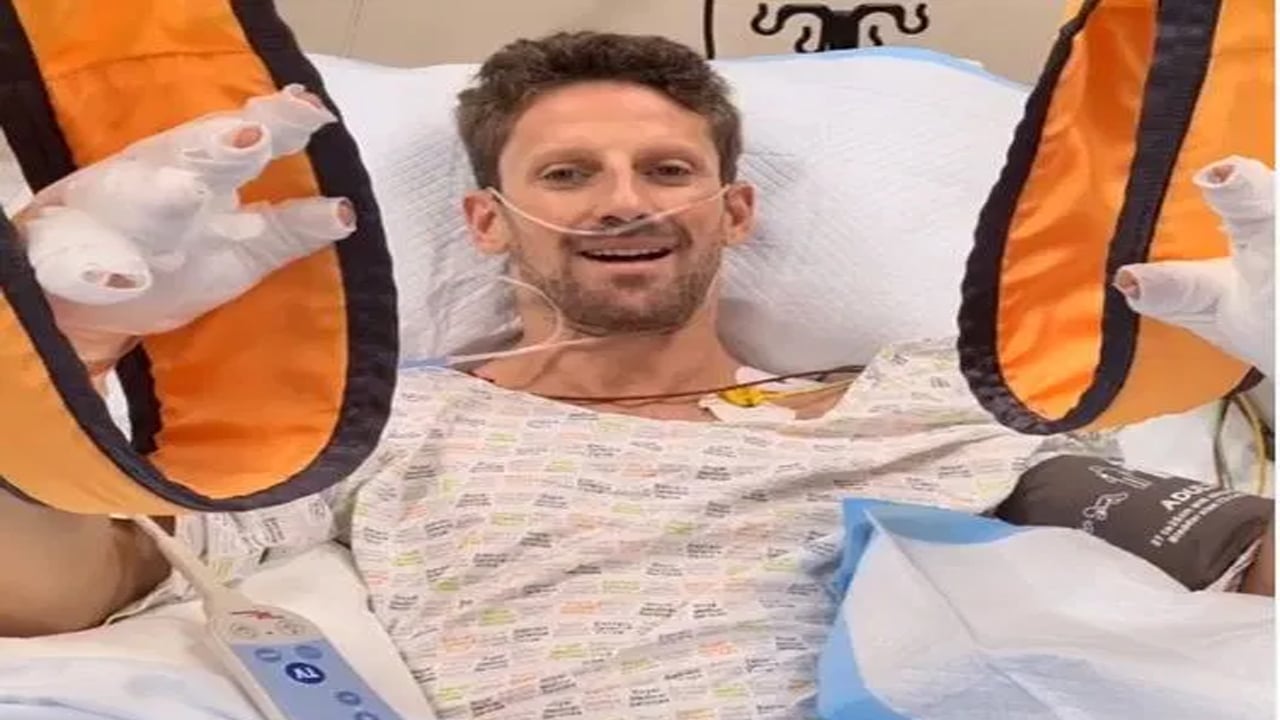 Romain Grosjean a partagé une image de lui-même souriant depuis son lit d'hôpital après son accident d'horreur à Bahreïn @ Instagram