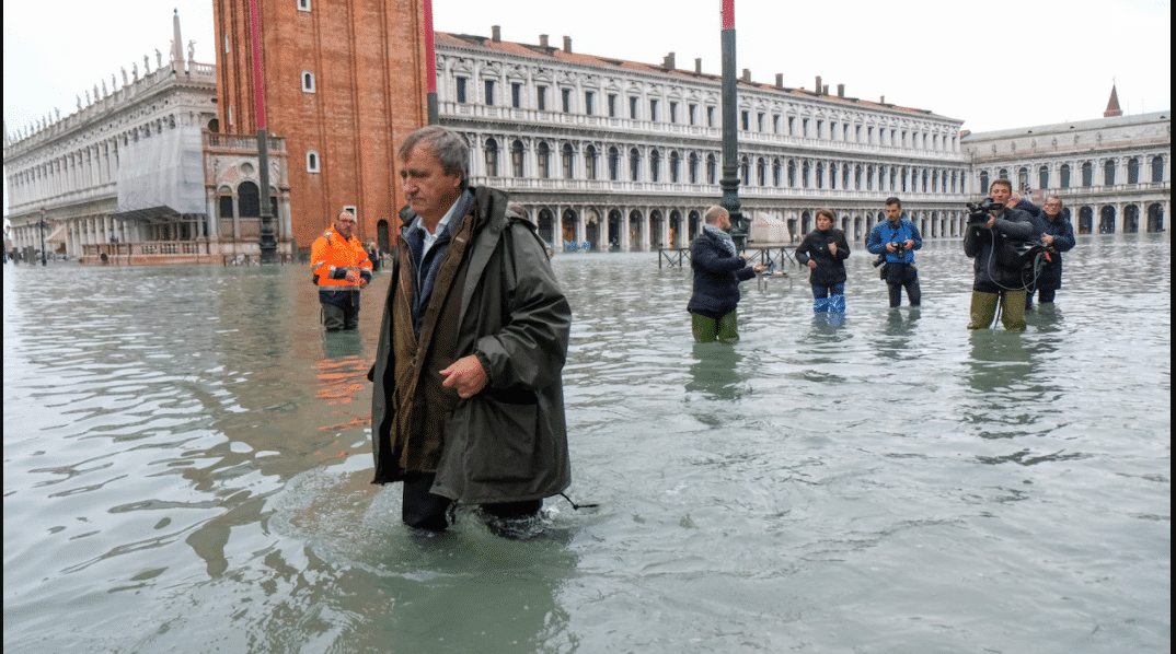 Le maire de Venise, Luigi Brugnaro, marche dans l'eau à la place Saint-Marc, qui constitue le coeur de la ville. PHOTO : REUTERS / MANUEL SILVESTRI