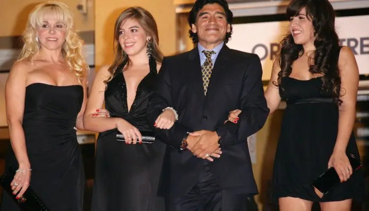 Diego Maradona, son ex-femme et ses filles Diego Maradona, son ex-femme Claudia et ses filles Dalma et Giannina au Festival de Cannes de 2008