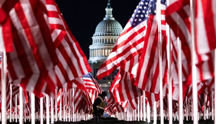 Près de 200.000 drapeaux ont été installés sur l’esplanade du National Mall à Washington. Ils représentent l’absence des citoyens américains lors de l’investiture de Joe Biden. Photo: andina.pe