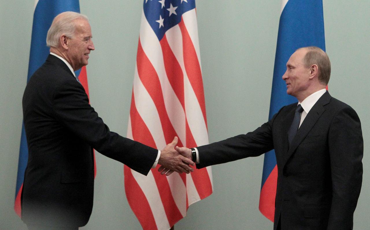 Rencontre entre Joe Biden et Vladimir poutine alors que Biden était vice-président sous Obama