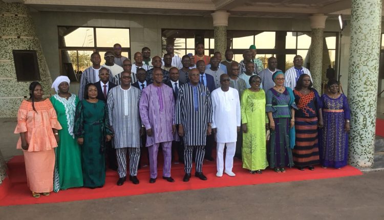 Les membres de la nouvelle équipe gouvernementale du Premier Ministre Burkinabé, Christophe Diabré