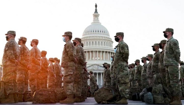 Des troupes de la Garde nationale américaine lourdement armées devant le Capitole à Washington DC, Mercredi 13 janvier 2021