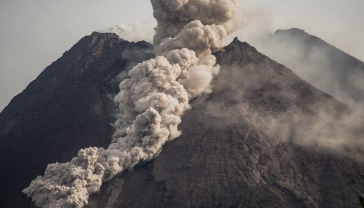 Le mont Merapi, le volcan le plus actif d'Indonésie, crache des roches et du gaz dans le ciel de mercredi matin.