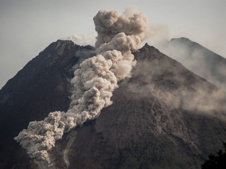 Le volcan le plus actif d’Indonésie entre en éruption avec une impressionnante coulée de laves