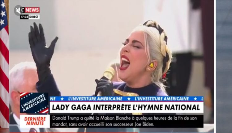 Joe Biden, avec un micro doré, Lady Gaga chante l'hymne national à son investiture