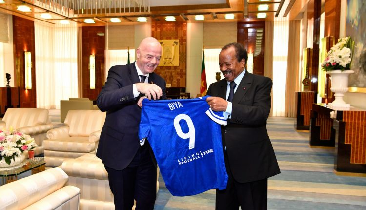 Le président de la FIFA, Gianni Infantino, reçu au palais d'Etoudi à Yaoundé au Cameroun, ce vendredi 15 janvier 2021, par le président camerounais Paul Biya
