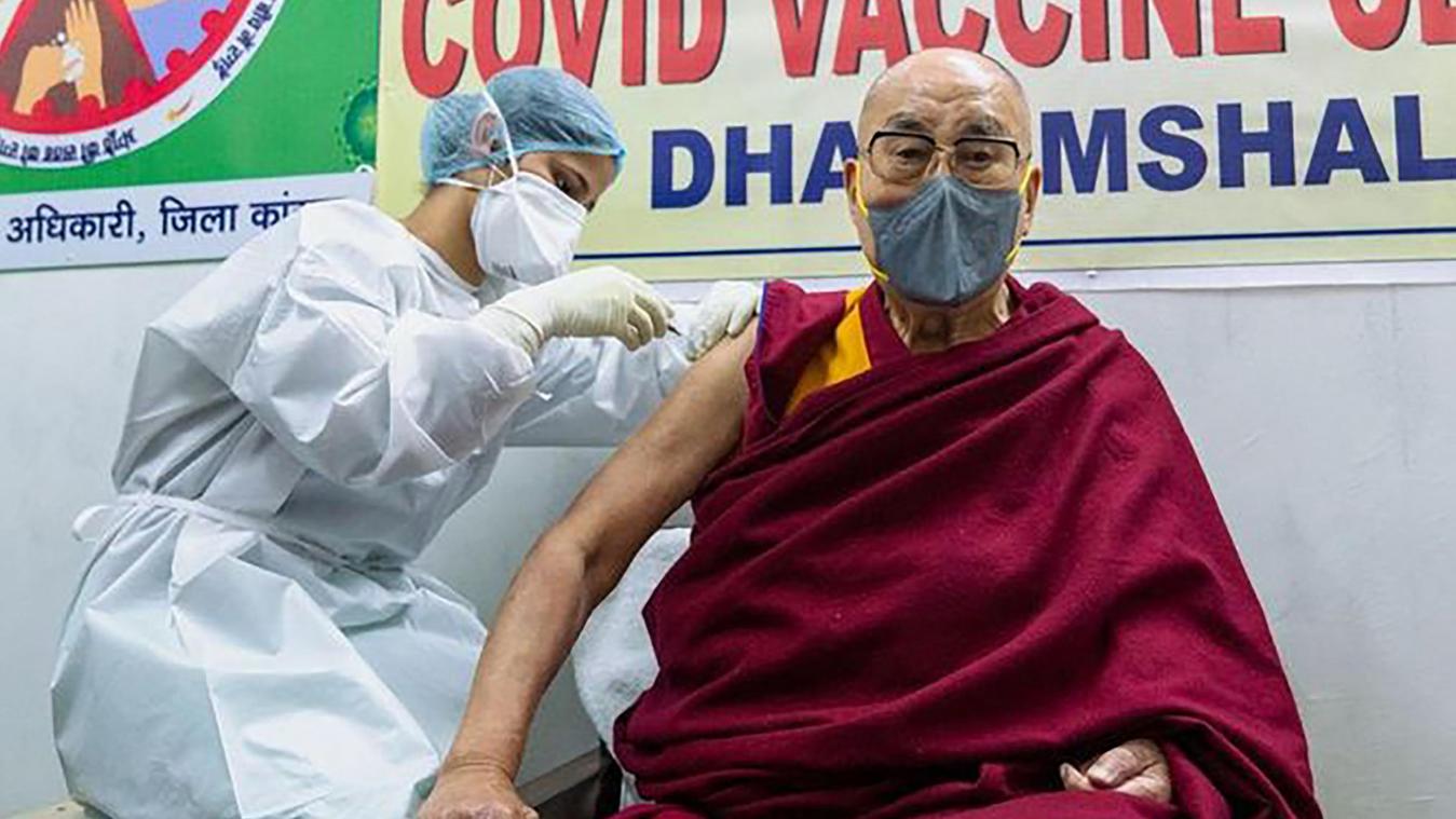 Le Dalaï Lama se fait vacciner contre le Covid-19