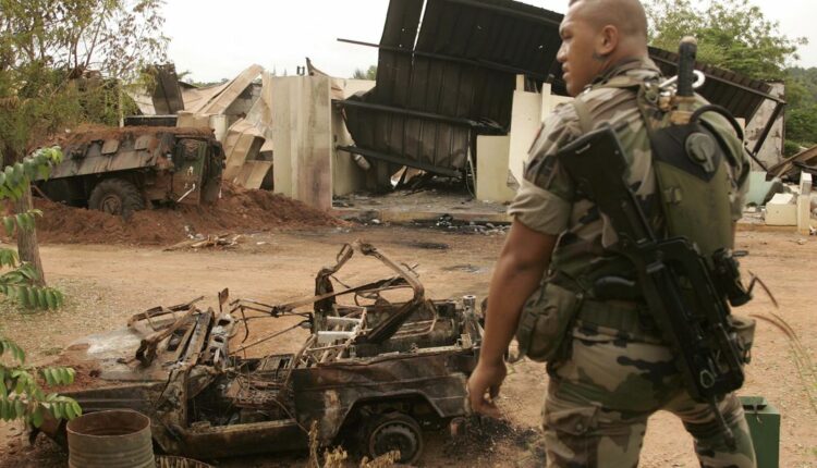 Un soldat français regarde les dégâts après le bombardement de leur base de Bouaké en Côte d'Ivoire