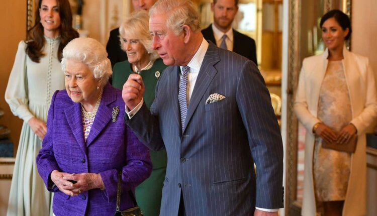 Le prince Charles, la reine Elizabeth, Camilla, la duchesse de Cornouailles, Kate Middleton, le prince William, le prince Harry et Meghan Markle | CRÉDIT: DOMINIC LIPINSKI / POOL / AFP VIA GETTY IMAGES