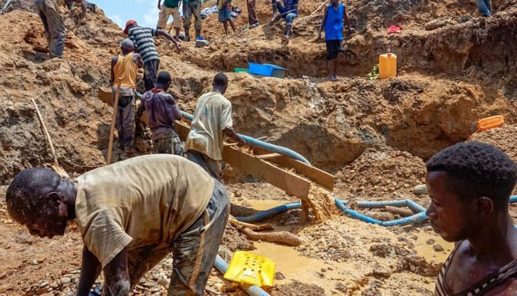 Des orpailleurs traditionnels sur une mine en R2publique démocratique du Congo